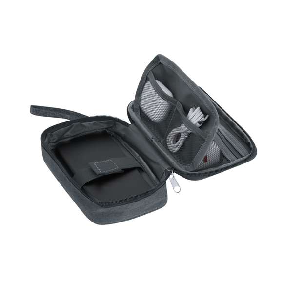 Estuche organizador fabricado en RPET 600D. Incluye bolsillo principal de apertura completa con tirador metálico y múltiples bolsillos interiores ideales para guardar cables: 2 bolsillos con banda elástica, 1 con cierre de cremallera y compartimento con banda elástica con velcro. Incluye cinta para un cómodo transporte. Con distintivo RPET.El material RPET se elabora a partir de plástico reciclado, para así fomentar la reutilización de residuos plásticos y ayudar a la sostenibilidad del planeta.