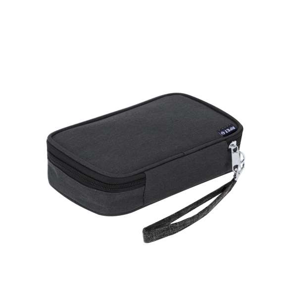 Estuche organizador fabricado en RPET 600D. Incluye bolsillo principal de apertura completa con tirador metálico y múltiples bolsillos interiores ideales para guardar cables: 2 bolsillos con banda elástica, 1 con cierre de cremallera y compartimento con banda elástica con velcro. Incluye cinta para un cómodo transporte. Con distintivo RPET.El material RPET se elabora a partir de plástico reciclado, para así fomentar la reutilización de residuos plásticos y ayudar a la sostenibilidad del planeta.