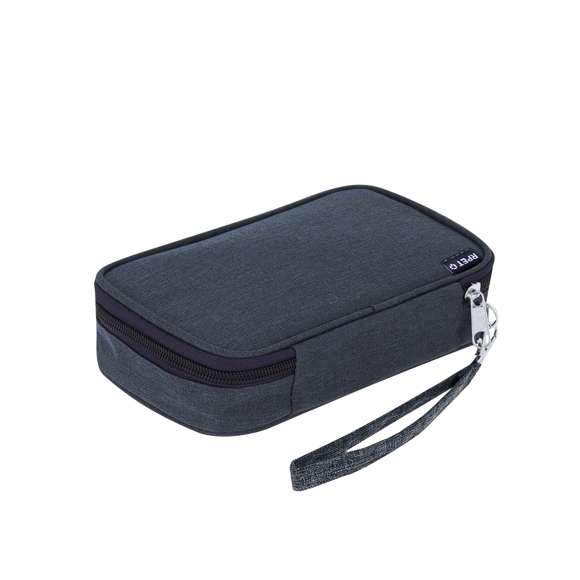 Estuche organizador fabricado en RPET 600D. Incluye bolsillo principal de apertura completa con tirador metálico y múltiples bolsillos interiores ideales para guardar cables: 2 bolsillos con banda elástica, 1 con cierre de cremallera y compartimento con banda elástica con velcro. Incluye cinta para un cómodo transporte. Con distintivo RPET.El material RPET se elabora a partir de plástico reciclado, para así fomentar la reutilización de residuos plásticos y ayudar a la sostenibilidad del planeta.
