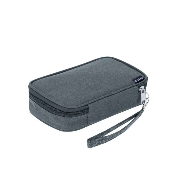 Estuche organizador fabricado en RPET 600D. Incluye bolsillo principal de apertura completa con tirador metálico y múltiples bolsillos interiores ideales para guardar cables: 2 bolsillos con banda elástica, 1 con cierre de cremallera y compartimento con banda elástica con velcro. Incluye cinta para un cómodo transporte. Con distintivo RPET.El material RPET se elabora a partir de plástico reciclado, para así fomentar la reutilización de residuos plásticos y ayudar a la sostenibilidad del planeta.