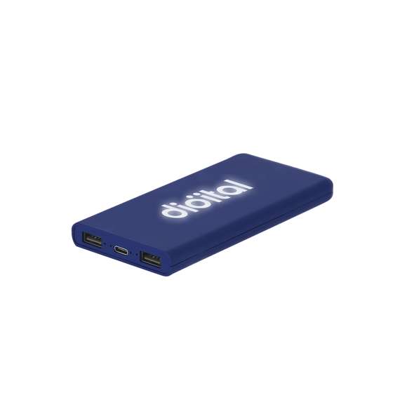 Batería auxiliar externa en ABS con acabado gomoso y 5.000 mAh de capacidad de carga. Con luz LED interior y recubrimiento exterior especialmente diseñado para marcaje en láser, con sensor de movimiento para encender la luz LED (apgandose automáticamente a los 30 segundos). Incluye salida USB dual para carga simultánea de 2 dispositivos y conexión Tipo C de entrada y salida e indicador de estado de carga.Las capacidades mostradas en todas nuestras baterías auxiliares externas son reales, incorporando todas ellas baterías de grado A y no recicladas, con una vida útil de al menos 500 ciclos de carga y según normativa CE.Además, están fabricadas conforme a los estándares RoHS y en cumplimiento con los siguientes requisitos de seguridad:Sistema de protección contra sobrecarga del power bank.Sistema de protección contra descarga completa que proporciona una mayor durabilidad del power bank.Sistema de bloqueo para evitar cortocircuitos.Sistema de transferencia de carga constante, acorde con la capacidad del dispositivo de destino.5000 mAh. 2 Salidas USB. Salida y Entrada Tipo C
