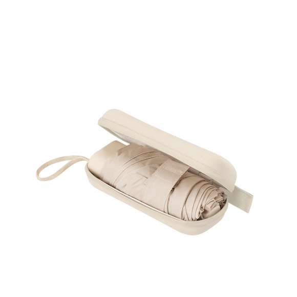 Paraguas plegable de 90 cm de diámetro en material poliéster 190T de 6 paneles. Con apertura manual, sistema antiviento y varillas en fibra de vidrio. Compacto mango y cinta a juego. Presentado en funda de transporte rígida fabricada en PU con cierre de cremallera y cinta a juego.