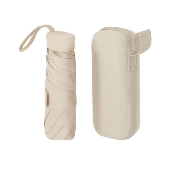 Paraguas plegable de 90 cm de diámetro en material poliéster 190T de 6 paneles. Con apertura manual, sistema antiviento y varillas en fibra de vidrio. Compacto mango y cinta a juego. Presentado en funda de transporte rígida fabricada en PU con cierre de cremallera y cinta a juego.