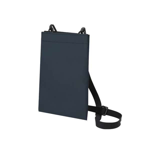 Portatodo fabricado en suave PU. Compartimento principal con cierre de velcro y amplia entrada con fuelle extensible. Incluye cinta ajustable plana con doble enganche de mosquetón giratorios.