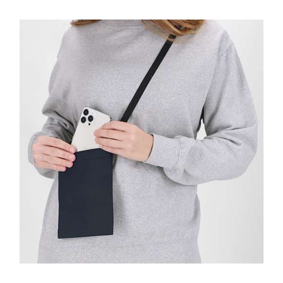 Portatodo fabricado en suave PU. Compartimento principal con cierre de velcro y amplia entrada con fuelle extensible. Incluye cinta ajustable plana con doble enganche de mosquetón giratorios.