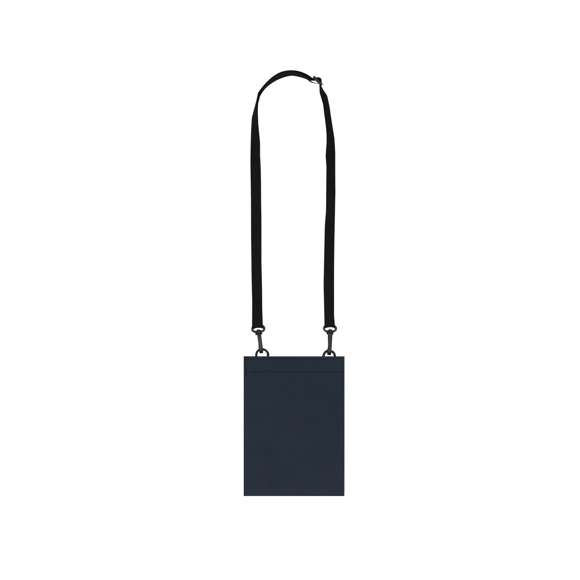 Portatodo fabricado en suave PU. Compartimento principal con cierre de velcro y amplia entrada con fuelle extensible. Incluye cinta ajustable plana con doble enganche de mosquetón giratorios.