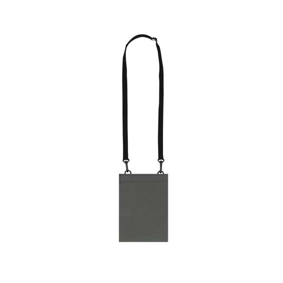 Portatodo fabricado en suave PU. Compartimento principal con cierre de velcro y amplia entrada con fuelle extensible. Incluye cinta ajustable plana con doble enganche de mosquetón giratorios.