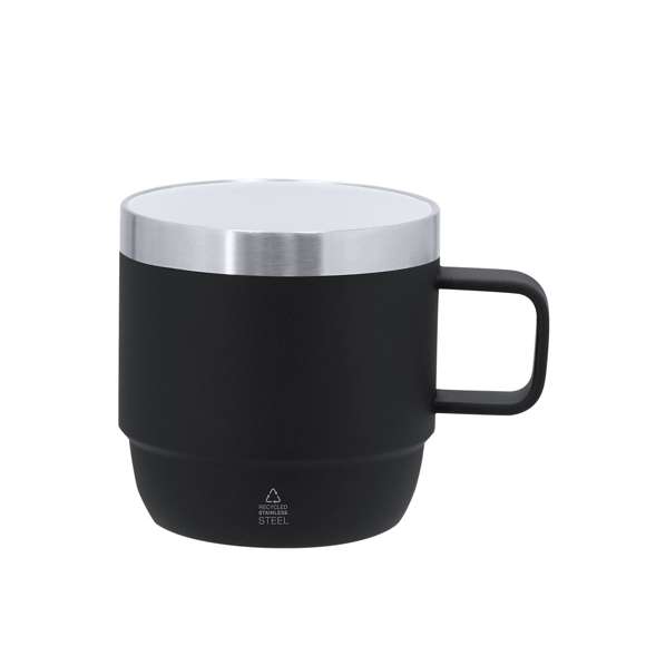 Taza fabricada en Acero Inox Reciclado de doble pared y 180ml de capacidad. Con doble pared para mejor y más duradera conservación de la temperatura e interior con recubrimiento de cerámica, apto para bebidas carbonatadas. Con distintivo de Acero Inox Reciclado.El acero es uno de los materiales más demandados y que puede encontrarse casi en todas partes, desde productos de uso diario a grandes construcciones. Con innumerables propiedades, entre las que cabe destacar la durabilidad y su alto grado de reutilización, convirtiéndolo en una alternativa muy valorada en soluciones de sostenibilidad. Debidamente tratado, permite obtener nuevos recursos de infinita utilización.