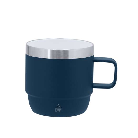 Taza fabricada en Acero Inox Reciclado de doble pared y 180ml de capacidad. Con doble pared para mejor y más duradera conservación de la temperatura e interior con recubrimiento de cerámica, apto para bebidas carbonatadas. Con distintivo de Acero Inox Reciclado.El acero es uno de los materiales más demandados y que puede encontrarse casi en todas partes, desde productos de uso diario a grandes construcciones. Con innumerables propiedades, entre las que cabe destacar la durabilidad y su alto grado de reutilización, convirtiéndolo en una alternativa muy valorada en soluciones de sostenibilidad. Debidamente tratado, permite obtener nuevos recursos de infinita utilización.