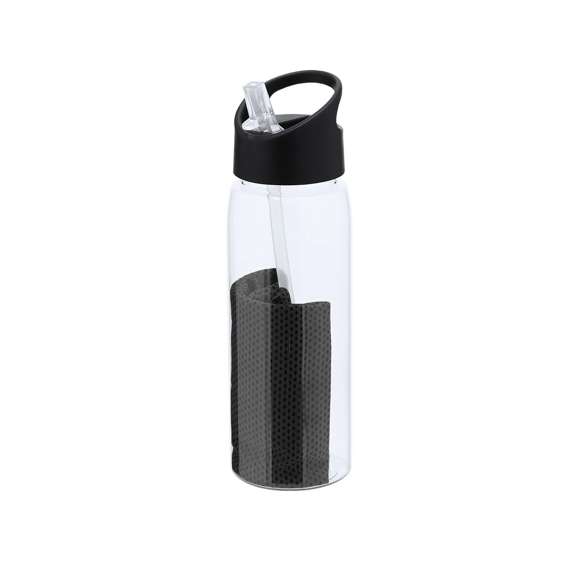 Set de bidón y toalla fabricados en RPET. Bidón de 800 ml de capacidad con sistema de fácil apertura libre de BPA con dosificador de pajita y asa de transporte a juego y toalla a juego de 30x80cm. El material RPET se elabora a partir de plástico reciclado, para así fomentar la reutilización de residuos plásticos y ayudar a la sostenibilidad del planeta.