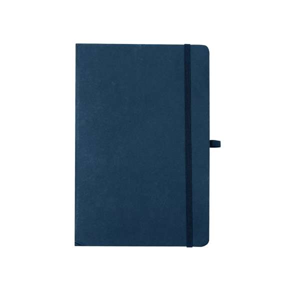 Bloc con notas adhesivas en cartón reciclado. Con tapas rígidas y 80 hojas lisas. En la cubierta interior de la portada incluye: 25 hojas adhesivas amarillas, 125 mini notas adhesivas de variados colores y práctico tarjetero en color kraft. Con soporte para bolígrafos y cinta elástica a juego.El Cartón Reciclado proviene del reaprovechamiento de excedente de fabricaciones y reciclaje de papel en el final de su vida útil, convirtiéndose en un lienzo ecológico y sostenible.