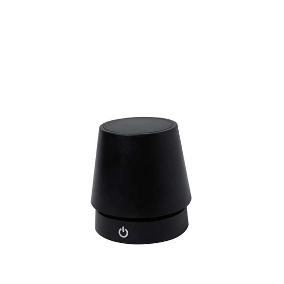 Lámpara de diseño en acabado negro mate. Incluye sistema de regulación de intensidad de luz táctil y con cuerpo plegable para ajustarlo en altura. Equipada con batería de 800mAh recargable por USB Tipo C -cable incluido- y 12 LEDs de luz cálida. Con botón encendido/apagado en la parte trasera.