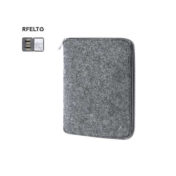 Set de lápices de colores en estuche fabricado en Fieltro RPET. Incluye 11 lápices en diferentes colores de forma hexagonal, 1 goma de borrar, 1 sacapuntas de madera y 60 hojas con divertidos diseños en blanco y negro para colorear. Presentado en un práctico estuche con cierre de cremallera en color bitono e interior con bandas elásticas para organizar los accesorios. Con distintivo de RPET.El fieltro RPET es fruto de la combinación del proceso de reciclaje de materiales plásticos junto con la técnica milenaria de fabricación del fieltro, dando como resultado un material de eco-tendencia que, además de ser de origen reciclado, también se convierte en reciclable.