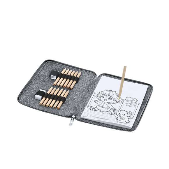 Set de lápices de colores en estuche fabricado en Fieltro RPET. Incluye 11 lápices en diferentes colores de forma hexagonal, 1 goma de borrar, 1 sacapuntas de madera y 60 hojas con divertidos diseños en blanco y negro para colorear. Presentado en un práctico estuche con cierre de cremallera en color bitono e interior con bandas elásticas para organizar los accesorios. Con distintivo de RPET.El fieltro RPET es fruto de la combinación del proceso de reciclaje de materiales plásticos junto con la técnica milenaria de fabricación del fieltro, dando como resultado un material de eco-tendencia que, además de ser de origen reciclado, también se convierte en reciclable.
