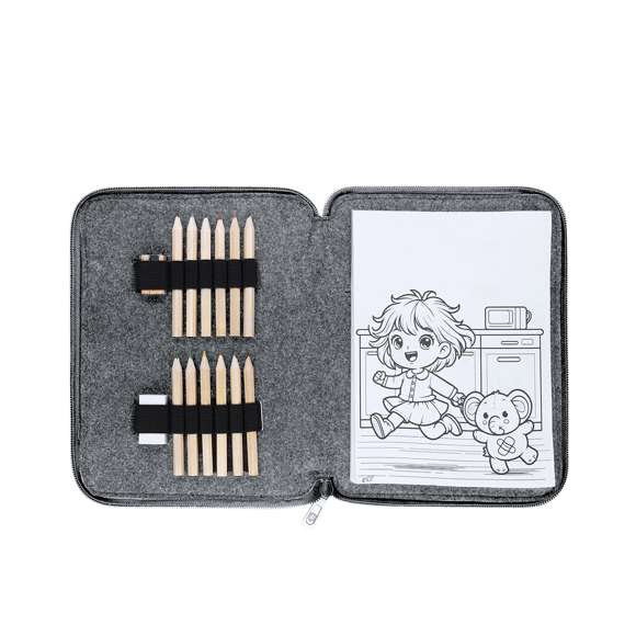 Set de lápices de colores en estuche fabricado en Fieltro RPET. Incluye 11 lápices en diferentes colores de forma hexagonal, 1 goma de borrar, 1 sacapuntas de madera y 60 hojas con divertidos diseños en blanco y negro para colorear. Presentado en un práctico estuche con cierre de cremallera en color bitono e interior con bandas elásticas para organizar los accesorios. Con distintivo de RPET.El fieltro RPET es fruto de la combinación del proceso de reciclaje de materiales plásticos junto con la técnica milenaria de fabricación del fieltro, dando como resultado un material de eco-tendencia que, además de ser de origen reciclado, también se convierte en reciclable.