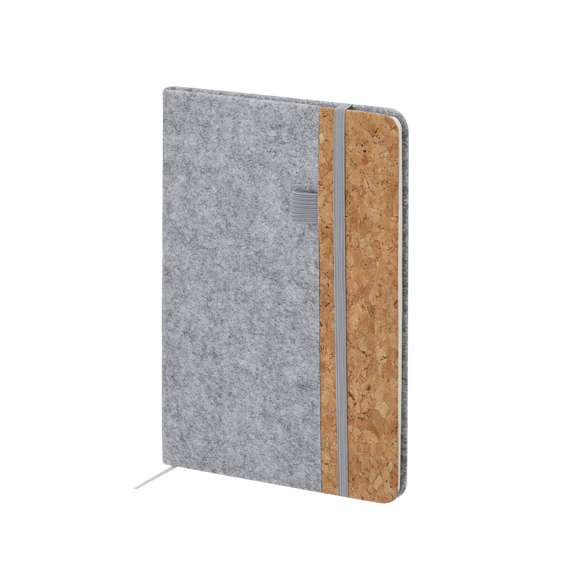 Bloc de notas con tapas rígidas elaboradas en combinación de fieltro RPET y corcho. Incluye 80 hojas a una raya con elástico de sujeción para bolígrafos en portada, banda elástica de cierre y marcapáginas a juego. Incliye distintivo RFELT.Elaborado con elementos vegetales para así fomentar la utilización de materias primas naturales y reducir las emisiones contaminantes.El fieltro RPET es fruto de la combinación del proceso de reciclaje de materiales plásticos junto con la técnica milenaria de fabricación del fieltro, dando como resultado un material de eco-tendencia que, además de ser de origen reciclado, también se convierte en reciclable.