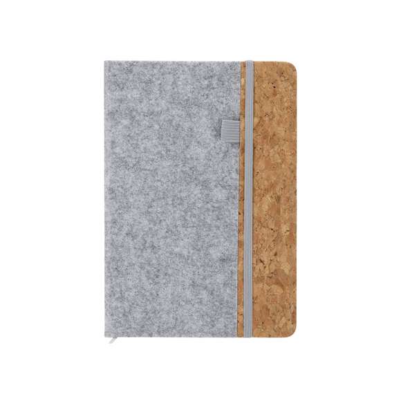 Bloc de notas con tapas rígidas elaboradas en combinación de fieltro RPET y corcho. Incluye 80 hojas a una raya con elástico de sujeción para bolígrafos en portada, banda elástica de cierre y marcapáginas a juego. Incliye distintivo RFELT.Elaborado con elementos vegetales para así fomentar la utilización de materias primas naturales y reducir las emisiones contaminantes.El fieltro RPET es fruto de la combinación del proceso de reciclaje de materiales plásticos junto con la técnica milenaria de fabricación del fieltro, dando como resultado un material de eco-tendencia que, además de ser de origen reciclado, también se convierte en reciclable.
