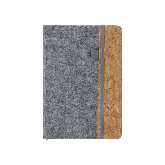 Bloc de notas con tapas rígidas elaboradas en combinación de fieltro RPET y corcho. Incluye 80 hojas a una raya con elástico de sujeción para bolígrafos en portada, banda elástica de cierre y marcapáginas a juego. Incliye distintivo RFELT.Elaborado con elementos vegetales para así fomentar la utilización de materias primas naturales y reducir las emisiones contaminantes.El fieltro RPET es fruto de la combinación del proceso de reciclaje de materiales plásticos junto con la técnica milenaria de fabricación del fieltro, dando como resultado un material de eco-tendencia que, además de ser de origen reciclado, también se convierte en reciclable.