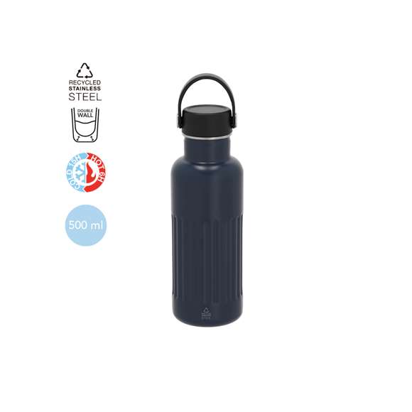 Bidón térmico en Acero Inox Reciclado de doble pared y 500 ml de capacidad. Exterior en acabado biselado mate. Incluye tapón a rosca con asa fabricada en flexible PP. Incluye distintivo de Acero Inox Reciclado.El acero es uno de los materiales más demandados y que puede encontrarse casi en todas partes, desde productos de uso diario a grandes construcciones. Con innumerables propiedades, entre las que cabe destacar la durabilidad y su alto grado de reutilización, convirtiéndolo en una alternativa muy valorada en soluciones de sostenibilidad. Debidamente tratado, permite obtener nuevos recursos de infinita utilización.