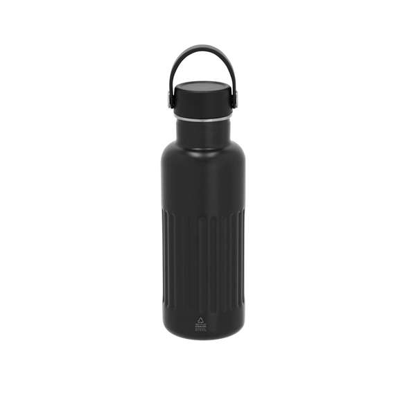 Bidón térmico en Acero Inox Reciclado de doble pared y 500 ml de capacidad. Exterior en acabado biselado mate. Incluye tapón a rosca con asa fabricada en flexible PP. Incluye distintivo de Acero Inox Reciclado.El acero es uno de los materiales más demandados y que puede encontrarse casi en todas partes, desde productos de uso diario a grandes construcciones. Con innumerables propiedades, entre las que cabe destacar la durabilidad y su alto grado de reutilización, convirtiéndolo en una alternativa muy valorada en soluciones de sostenibilidad. Debidamente tratado, permite obtener nuevos recursos de infinita utilización.