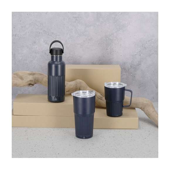 Vaso térmico en Acero Inox Reciclado de doble pared y 500 ml de capacidad. Exterior en acabado biselado mate. Con tapadera con sistema de cierre a presión transparente y dosificador de fácil apertura abatible, libre de BPA. Es ideal para tener en tu escritorio, mesa o en cualquier superficie donde disfrutar tranquilamente de tu bebida favorita. Base antideslizante de silicona. Incluye distintivo de Acero Inox Reciclado.El acero es uno de los materiales más demandados y que puede encontrarse casi en todas partes, desde productos de uso diario a grandes construcciones. Con innumerables propiedades, entre las que cabe destacar la durabilidad y su alto grado de reutilización, convirtiéndolo en una alternativa muy valorada en soluciones de sostenibilidad. Debidamente tratado, permite obtener nuevos recursos de infinita utilización.