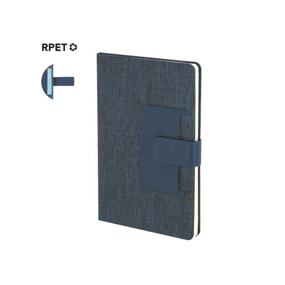 Bloc de notas de tapas rígidas en combinación del poliéster RPET 300D y PU. Incluye bolsillo de PU en portada, ideal para tarjetas. Con cierre magnético, 80 páginas de disposición a una raya y marcapáginas a juego.El material RPET se elabora a partir de plástico reciclado, para así fomentar la reutilización de residuos plásticos y ayudar a la sostenibilidad del planeta.