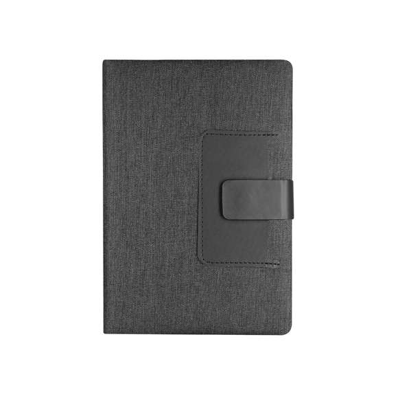 Bloc de notas de tapas rígidas en combinación del poliéster RPET 300D y PU. Incluye bolsillo de PU en portada, ideal para tarjetas. Con cierre magnético, 80 páginas de disposición a una raya y marcapáginas a juego.El material RPET se elabora a partir de plástico reciclado, para así fomentar la reutilización de residuos plásticos y ayudar a la sostenibilidad del planeta.