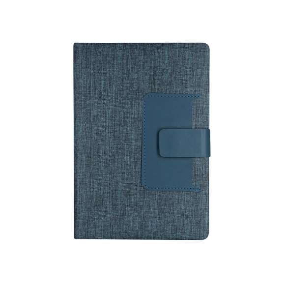 Bloc de notas de tapas rígidas en combinación del poliéster RPET 300D y PU. Incluye bolsillo de PU en portada, ideal para tarjetas. Con cierre magnético, 80 páginas de disposición a una raya y marcapáginas a juego.El material RPET se elabora a partir de plástico reciclado, para así fomentar la reutilización de residuos plásticos y ayudar a la sostenibilidad del planeta.