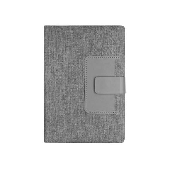 Bloc de notas de tapas rígidas en combinación del poliéster RPET 300D y PU. Incluye bolsillo de PU en portada, ideal para tarjetas. Con cierre magnético, 80 páginas de disposición a una raya y marcapáginas a juego.El material RPET se elabora a partir de plástico reciclado, para así fomentar la reutilización de residuos plásticos y ayudar a la sostenibilidad del planeta.