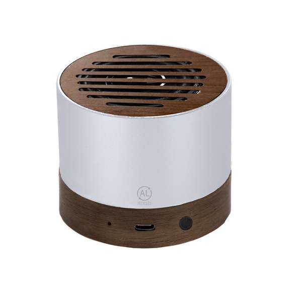 Altavoz fabricado en aluminio reciclado con madera de nogal. Con conexión Bluetooth 5.3 y 3W de potencia. Incluye distintivo Aluminio Reciclado en carcasa. El Aluminio Reciclado es un material con posibilidades de reciclaje casi infinitas, sin perder sus propiedades originales y consumiendo menos energía en este proceso.Elaborado con elementos vegetales para así fomentar la utilización de materias primas naturales y reducir las emisiones contaminantes.Certificación GRS (Global Recycled Standard / Estándar de Reciclaje Global), que garantiza el origen reciclado del material usado para fabricar el producto.