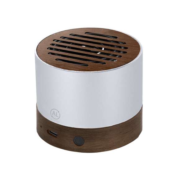 Altavoz fabricado en aluminio reciclado con madera de nogal. Con conexión Bluetooth 5.3 y 3W de potencia. Incluye distintivo Aluminio Reciclado en carcasa. El Aluminio Reciclado es un material con posibilidades de reciclaje casi infinitas, sin perder sus propiedades originales y consumiendo menos energía en este proceso.Elaborado con elementos vegetales para así fomentar la utilización de materias primas naturales y reducir las emisiones contaminantes.Certificación GRS (Global Recycled Standard / Estándar de Reciclaje Global), que garantiza el origen reciclado del material usado para fabricar el producto.