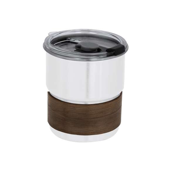 Vaso fabricado en acero inox y sofisticada madera. Con 250 ml de capacidad. Incluye elegante banda de madera. Incluye tapadera transparente hermética con dosificador en tapa y agujero para pajitas, libre de BPA.