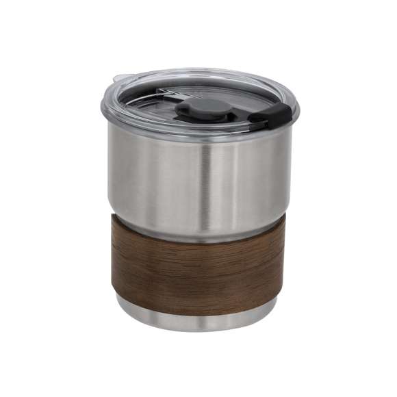 Vaso fabricado en acero inox y sofisticada madera. Con 250 ml de capacidad. Incluye elegante banda de madera. Incluye tapadera transparente hermética con dosificador en tapa y agujero para pajitas, libre de BPA.