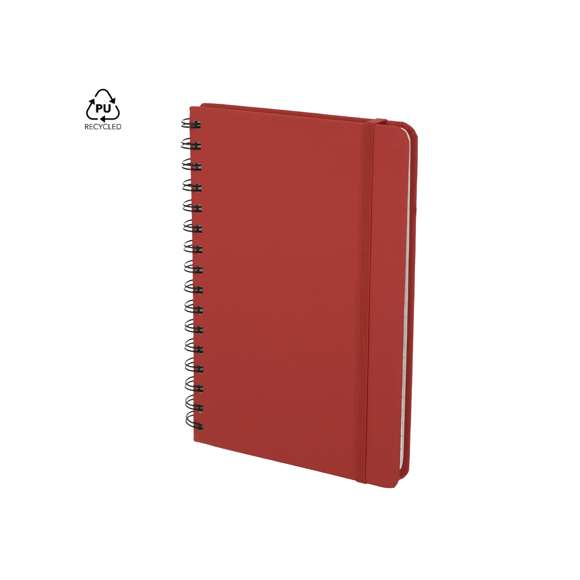 Libreta de anillas con tapas duras fabricadas en PU reciclada. Interior con 80 hojas color crema de disposición a una raya. Incluye goma elástica a juego. Con distintivo PU Reciclada.La PU reciclada destaca por su resistencia y elasticidad. Este material reciclado y reciclable es una opción sostenible que rescata las fibras desechadas en los procesos de fabricación, minimizando así el desperdicio de material y contribuyendo a su vez a reducir el impacto ambiental, manteniendo a la vez sus propiedades originales.