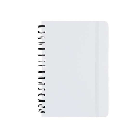 Libreta de anillas con tapas duras fabricadas en PU reciclada. Interior con 80 hojas color crema de disposición a una raya. Incluye goma elástica a juego. Con distintivo PU Reciclada.La PU reciclada destaca por su resistencia y elasticidad. Este material reciclado y reciclable es una opción sostenible que rescata las fibras desechadas en los procesos de fabricación, minimizando así el desperdicio de material y contribuyendo a su vez a reducir el impacto ambiental, manteniendo a la vez sus propiedades originales.