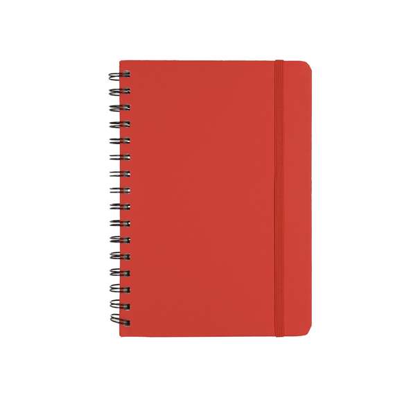Libreta de anillas con tapas duras fabricadas en PU reciclada. Interior con 80 hojas color crema de disposición a una raya. Incluye goma elástica a juego. Con distintivo PU Reciclada.La PU reciclada destaca por su resistencia y elasticidad. Este material reciclado y reciclable es una opción sostenible que rescata las fibras desechadas en los procesos de fabricación, minimizando así el desperdicio de material y contribuyendo a su vez a reducir el impacto ambiental, manteniendo a la vez sus propiedades originales.