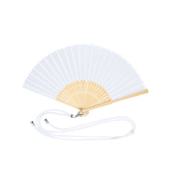 Abanico confeccionado con tela de resistente poliéster 190T y varillas de flexible bambú. Incluye un cordón ajustable a juego con la tela y un práctico mosquetón metálico para fácil transporte.Materiales como el Bambú fomentan la utilización de materias primas naturales reduciendo las emisiones contaminantes. Además, el bambú proviene de una planta de gran resistencia y versatilidad, con crecimiento y regeneración rápida, siendo una excelente alternativa al uso de madera tradicional.