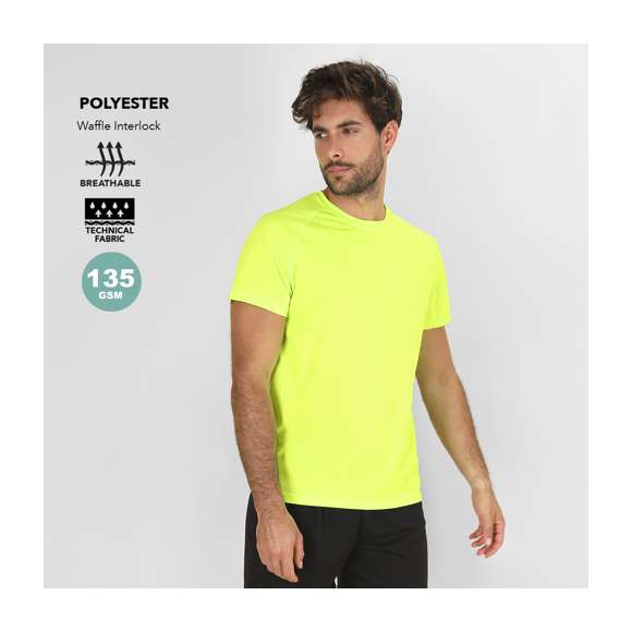 Camiseta técnica confeccionada en tejido Waffle Interlock con función Cool Dry, manteniendo la piel seca y fresca durante la actividad. Con mangas ranglán y cuello redondo, reforzado con cubrecosturas a tono. Incluye paneles inferiores en las mangas a tono y costuras en la sisa.
