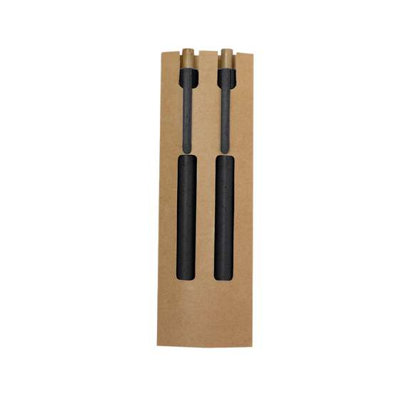 Set de bolígrafo y lápiz eterno fabricados en caña de trigo y bambú. Bolígrafo con mecanismo pulsador fabricado en bambú de tinta azul y clip a juego. Y lápiz con mecanismo pulsador fabricado en bambú con punta eterna, para así usar siempre el mismo lápiz y no generar residuos. Presentados en estuche de cartón reciclado. Con distintivo de caña de trigo impreso.Elaborado con elementos vegetales para así fomentar la utilización de materias primas naturales y reducir las emisiones contaminantes.