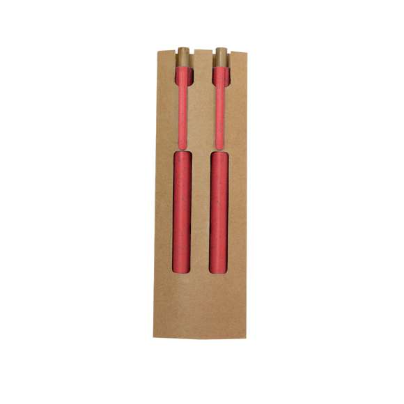 Set de bolígrafo y lápiz eterno fabricados en caña de trigo y bambú. Bolígrafo con mecanismo pulsador fabricado en bambú de tinta azul y clip a juego. Y lápiz con mecanismo pulsador fabricado en bambú con punta eterna, para así usar siempre el mismo lápiz y no generar residuos. Presentados en estuche de cartón reciclado. Con distintivo de caña de trigo impreso.Elaborado con elementos vegetales para así fomentar la utilización de materias primas naturales y reducir las emisiones contaminantes.