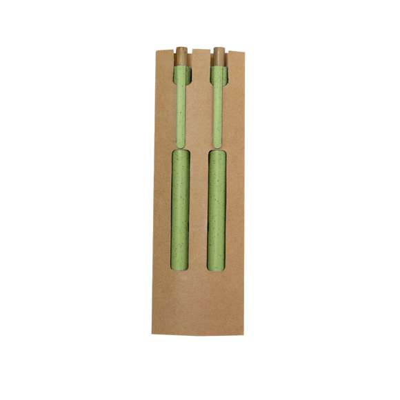 Set de bolígrafo y lápiz eterno fabricados en caña de trigo y bambú. Bolígrafo con mecanismo pulsador fabricado en bambú de tinta azul y clip a juego. Y lápiz con mecanismo pulsador fabricado en bambú con punta eterna, para así usar siempre el mismo lápiz y no generar residuos. Presentados en estuche de cartón reciclado. Con distintivo de caña de trigo impreso.Elaborado con elementos vegetales para así fomentar la utilización de materias primas naturales y reducir las emisiones contaminantes.