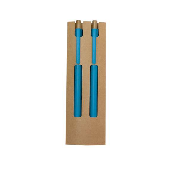 Set de bolígrafo y lápiz eterno fabricados en caña de trigo y bambú. Bolígrafo con mecanismo pulsador fabricado en bambú de tinta azul y clip a juego. Y lápiz con mecanismo pulsador fabricado en bambú con punta eterna, para así usar siempre el mismo lápiz y no generar residuos. Presentados en estuche de cartón reciclado. Con distintivo de caña de trigo impreso.Elaborado con elementos vegetales para así fomentar la utilización de materias primas naturales y reducir las emisiones contaminantes.