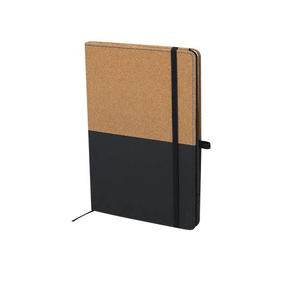 Bloc soporte con tapas rígidas fabricadas en combinación de PU Reciclado y corcho, con versátil soporte magenético en el interior portada para dispositivos móviles en corcho. Cuenta con elástico de cierre, marcapáginas negro y soporte para bolígrafo a juego de color negro. Contiene 80 hojas interiores de disposición a una raya. Con distintivo de PU Reciclado.La PU Reciclado destaca por su resistencia y elasticidad. Este material reciclado y reciclable es una opción sostenible que rescata las fibras desechadas en los procesos de fabricación, minimizando así el desperdicio de material y contribuyendo a su vez a reducir el impacto ambiental, manteniendo a la vez sus propiedades originales.