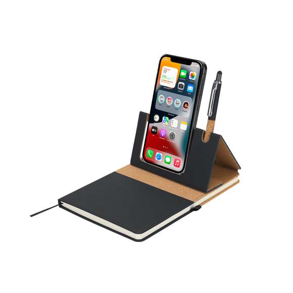 Bloc soporte con tapas rígidas fabricadas en combinación de PU Reciclado y corcho, con versátil soporte magenético en el interior portada para dispositivos móviles en corcho. Cuenta con elástico de cierre, marcapáginas negro y soporte para bolígrafo a juego de color negro. Contiene 80 hojas interiores de disposición a una raya. Con distintivo de PU Reciclado.La PU Reciclado destaca por su resistencia y elasticidad. Este material reciclado y reciclable es una opción sostenible que rescata las fibras desechadas en los procesos de fabricación, minimizando así el desperdicio de material y contribuyendo a su vez a reducir el impacto ambiental, manteniendo a la vez sus propiedades originales.