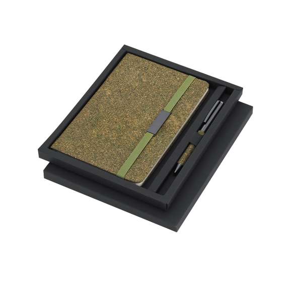 Set de bloc de notas y bolígrafo confeccionados con Fibra de Té. Incluye un bloc de notas de tapas rígidas, con 80 páginas rayas, banda elástica con clip metálico y marcapáginas a juego. Además, cuenta con un bolígrafo de aluminio de acabado cromado con empuñadura de Fibra de Té, mecanismo giratorio y tinta azul. Con logo Tea Grounds marcado en la parte trasera del bloc de notas. Se presenta de manera elegante en una caja negra.Tea Grounds es un material sostenible creado a partir de residuos de hojas de té recicladas. Durante el procesamiento del té, se recolectan y compactan los restos para darles una segunda vida como recurso útil. Su producción fomenta la economía circular y reduce el impacto ambiental.