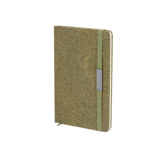 Set de bloc de notas y bolígrafo confeccionados con Fibra de Té. Incluye un bloc de notas de tapas rígidas, con 80 páginas rayas, banda elástica con clip metálico y marcapáginas a juego. Además, cuenta con un bolígrafo de aluminio de acabado cromado con empuñadura de Fibra de Té, mecanismo giratorio y tinta azul. Con logo Tea Grounds marcado en la parte trasera del bloc de notas. Se presenta de manera elegante en una caja negra.Tea Grounds es un material sostenible creado a partir de residuos de hojas de té recicladas. Durante el procesamiento del té, se recolectan y compactan los restos para darles una segunda vida como recurso útil. Su producción fomenta la economía circular y reduce el impacto ambiental.