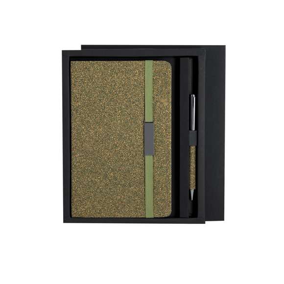 Set de bloc de notas y bolígrafo confeccionados con Fibra de Té. Incluye un bloc de notas de tapas rígidas, con 80 páginas rayas, banda elástica con clip metálico y marcapáginas a juego. Además, cuenta con un bolígrafo de aluminio de acabado cromado con empuñadura de Fibra de Té, mecanismo giratorio y tinta azul. Con logo Tea Grounds marcado en la parte trasera del bloc de notas. Se presenta de manera elegante en una caja negra.Tea Grounds es un material sostenible creado a partir de residuos de hojas de té recicladas. Durante el procesamiento del té, se recolectan y compactan los restos para darles una segunda vida como recurso útil. Su producción fomenta la economía circular y reduce el impacto ambiental.