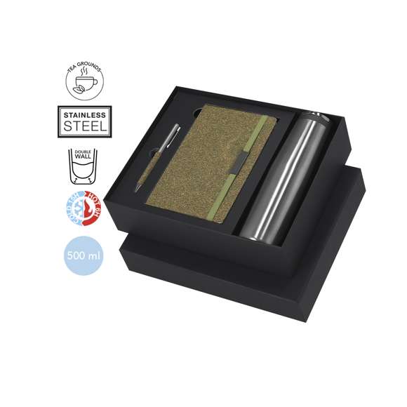 Set de bloc de notas y bolígrafo confeccionados con Fibra de Té, además de un bidón térmico fabricado en acero inox.El set incluye:-	Bloc de notas de tapas rígidas, con 80 páginas rayas, banda elástica con clip metálico y marcapáginas a juego. -	Bolígrafo de aluminio en acabado cromado con empuñadura de Fibra de Té, mecanismo giratorio y tinta azul. -	Bidón térmico de doble pared fabricado en acero inox de 500ml. Con tapón a rosca y asa metálica. Bloc con logo Tea Grounds marcado en la parte posterior. Presentado de manera elegante en una caja negra con interior troquelado. Tea Grounds es un material sostenible creado a partir de residuos de hojas de té recicladas. Durante el procesamiento del té, se recolectan y compactan los restos para darles una segunda vida como recurso útil. Su producción fomenta la economía circular y reduce el impacto ambiental.