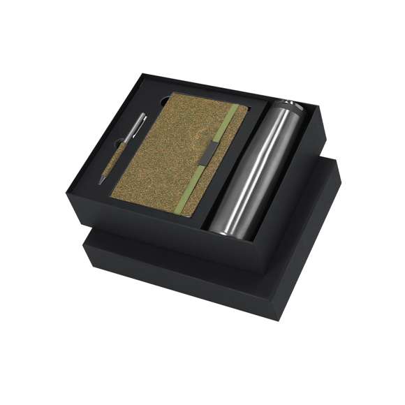 Set de bloc de notas y bolígrafo confeccionados con Fibra de Té, además de un bidón térmico fabricado en acero inox.El set incluye:-	Bloc de notas de tapas rígidas, con 80 páginas rayas, banda elástica con clip metálico y marcapáginas a juego. -	Bolígrafo de aluminio en acabado cromado con empuñadura de Fibra de Té, mecanismo giratorio y tinta azul. -	Bidón térmico de doble pared fabricado en acero inox de 500ml. Con tapón a rosca y asa metálica. Bloc con logo Tea Grounds marcado en la parte posterior. Presentado de manera elegante en una caja negra con interior troquelado. Tea Grounds es un material sostenible creado a partir de residuos de hojas de té recicladas. Durante el procesamiento del té, se recolectan y compactan los restos para darles una segunda vida como recurso útil. Su producción fomenta la economía circular y reduce el impacto ambiental.