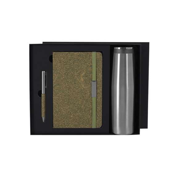 Set de bloc de notas y bolígrafo confeccionados con Fibra de Té, además de un bidón térmico fabricado en acero inox.El set incluye:-	Bloc de notas de tapas rígidas, con 80 páginas rayas, banda elástica con clip metálico y marcapáginas a juego. -	Bolígrafo de aluminio en acabado cromado con empuñadura de Fibra de Té, mecanismo giratorio y tinta azul. -	Bidón térmico de doble pared fabricado en acero inox de 500ml. Con tapón a rosca y asa metálica. Bloc con logo Tea Grounds marcado en la parte posterior. Presentado de manera elegante en una caja negra con interior troquelado. Tea Grounds es un material sostenible creado a partir de residuos de hojas de té recicladas. Durante el procesamiento del té, se recolectan y compactan los restos para darles una segunda vida como recurso útil. Su producción fomenta la economía circular y reduce el impacto ambiental.